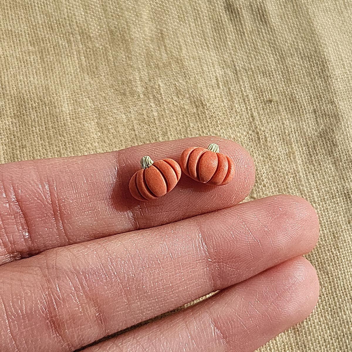 Pumpkin stud earrings polymer clay - Rankų darbo auskarai smeigtukai „Moliūgas“ iš polimerinio molio.