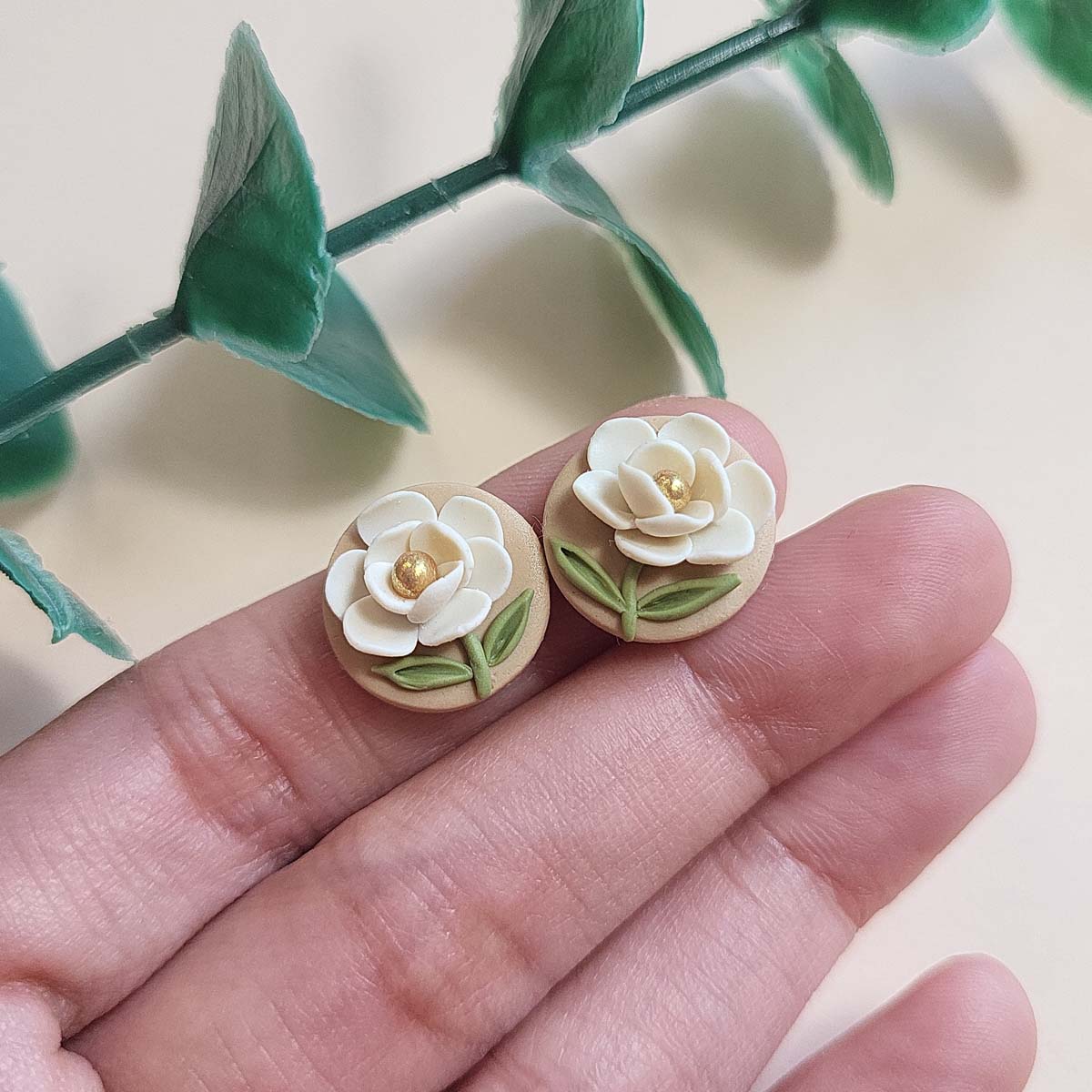 Handmade white flower stud earrings polymer clay - Rankų darbo auskarai su balta gėle