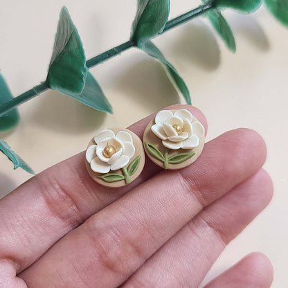 Handmade white flower stud earrings polymer clay - Rankų darbo auskarai su balta gėle