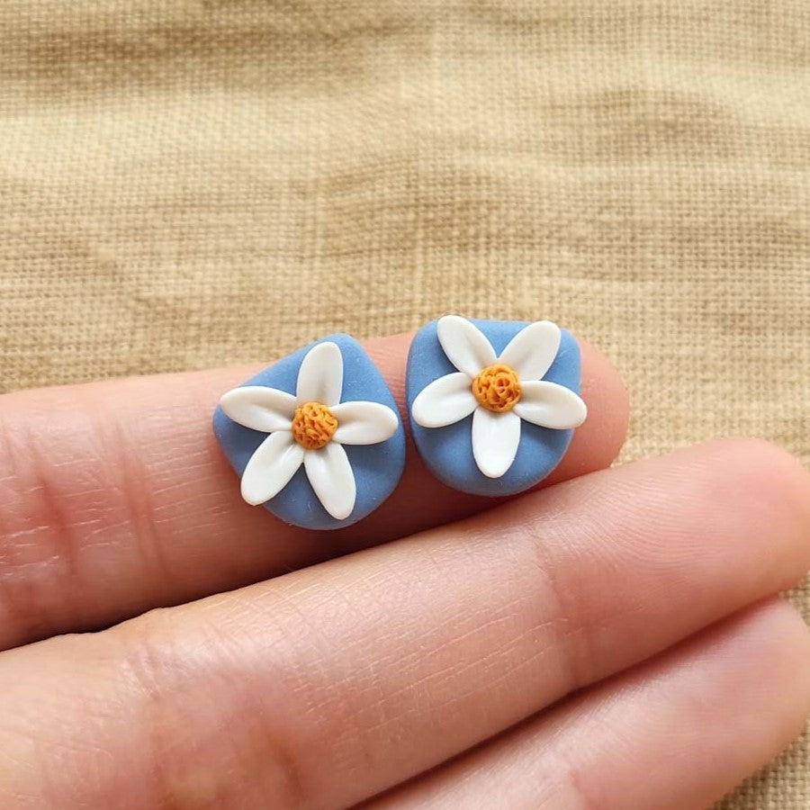 Handmade white flower stud earrings polymer clay - Rankų darbo auskarai smeigtukai su baltų gėlių motyvais